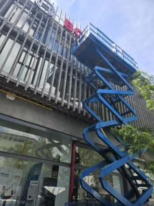Treball en altura reparació de rètol a oficines BOSCH